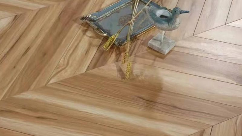 实木复合地板与强化复合地板：打理易度的对决**